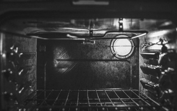 5 Easy Oven Cleaning Hacks and Tips